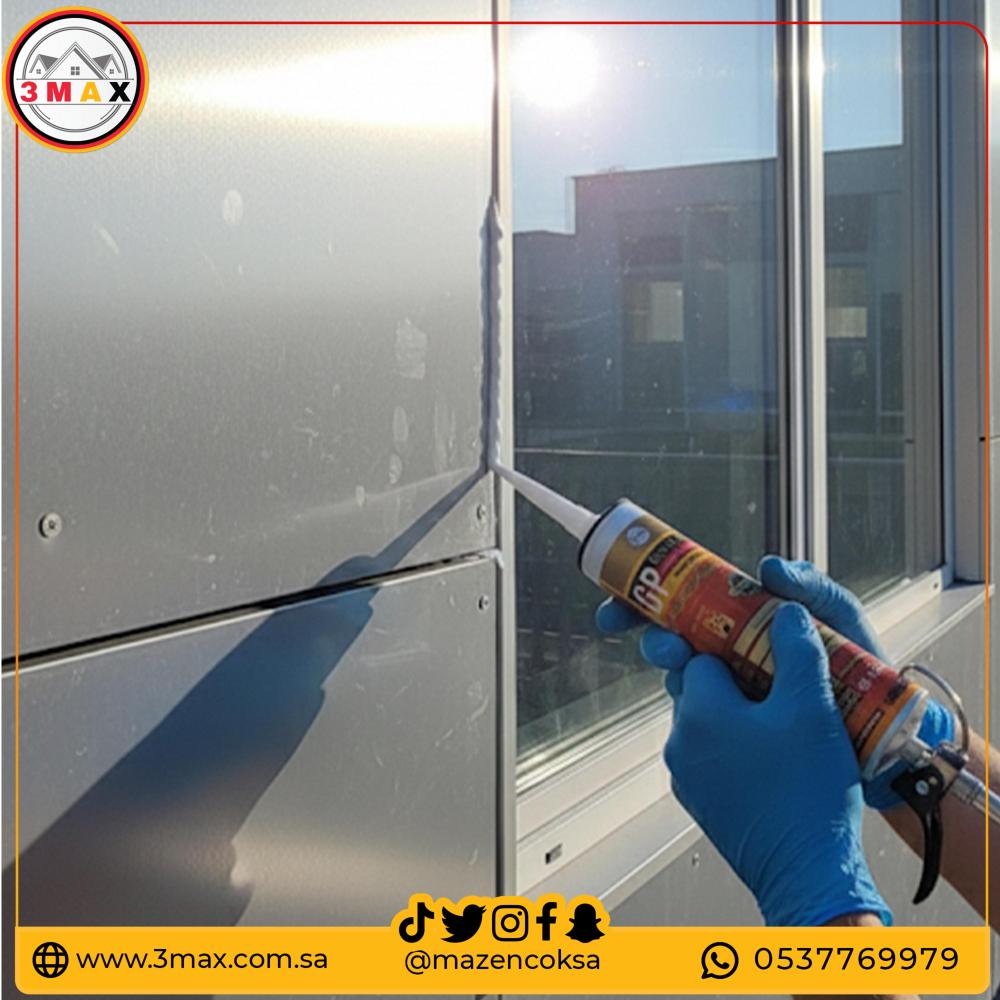 سيليكون مقاوم للبكتريا و لا يتعفن متعدد  الأستخدام MAX  FIX غراء لاصق قوي و سريع الجفاف مناسب داخلي و خارجي ولا يتأثر بأشعة الشمس ويتحمل لدرجة حرارة 150 يعتبر الأنسب بدول الخليج . مناسب لأجواء الحرارة المرتفعه  دون أن يتأثر
