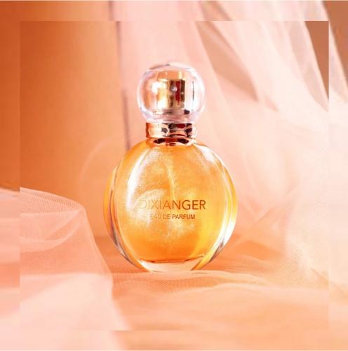 عطر مع بودرة ذهبية قوي