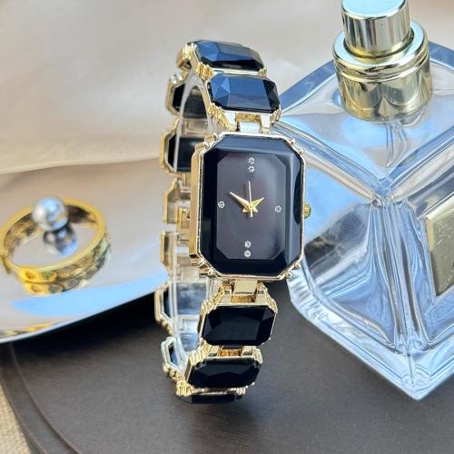 ساعة نسائية كبيرة