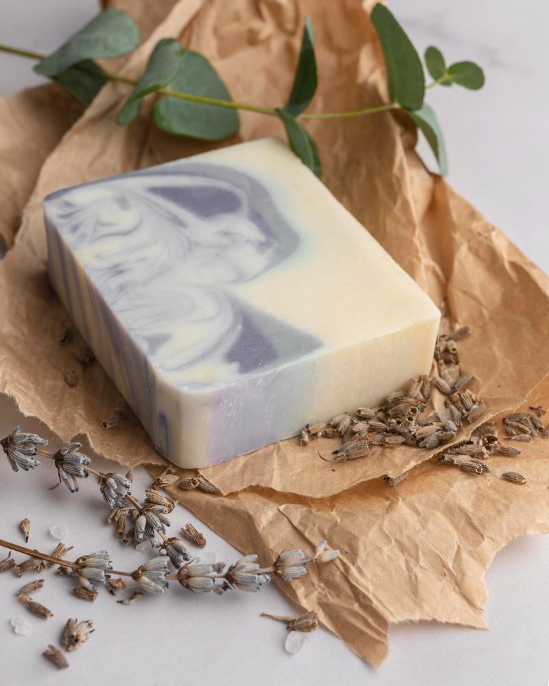 الصابون الطبيعي: الفوائد، الأنواع، وطريقة اختيار الصابون المناسب لكل نوع بشرة