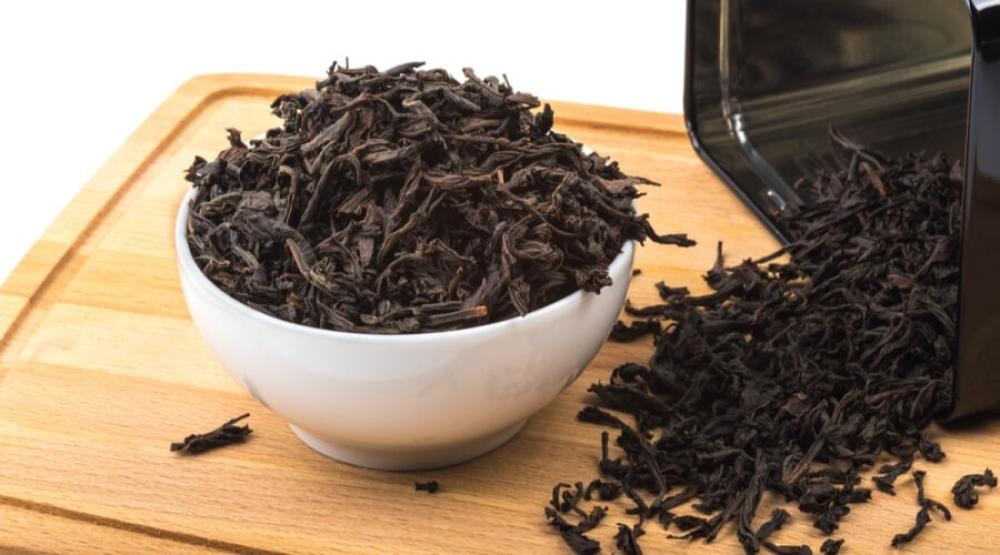 دليل شامل لأنواع الشاي الطبيعي: الأسود، الأخضر، الأبيض، الأعشاب