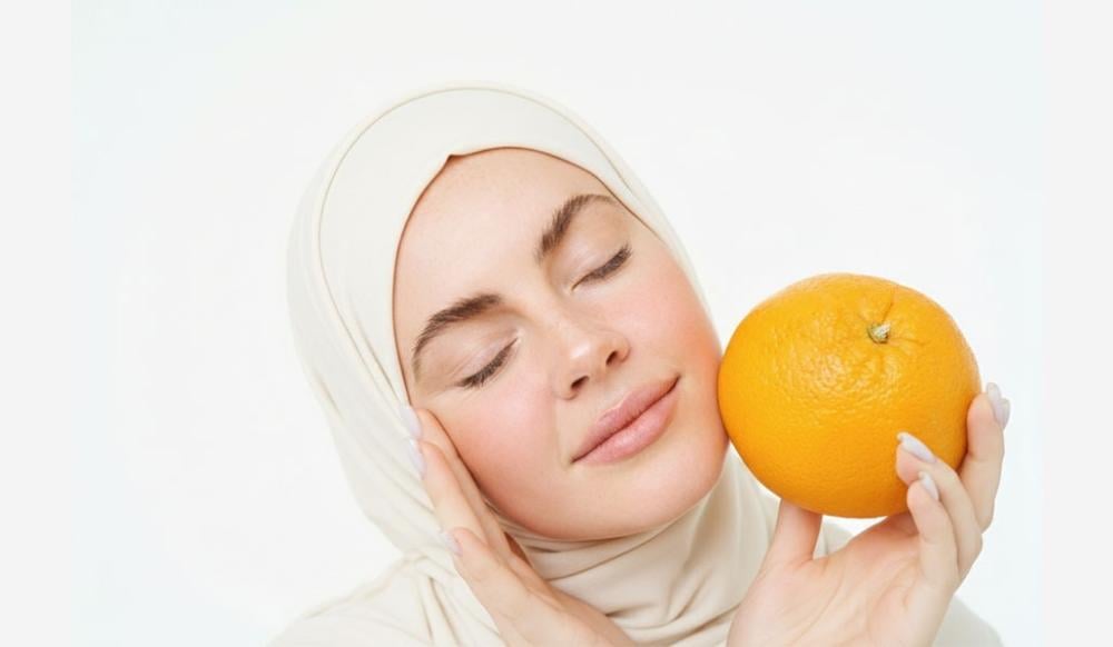 فيتامين C وأهميته للبشرة: دليلك الشامل لبشرة أكثر إشراقا