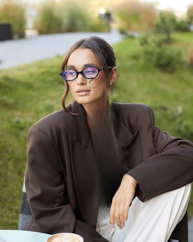 نظارة ميو ميو بإطار اسود وعدسات شفافيه