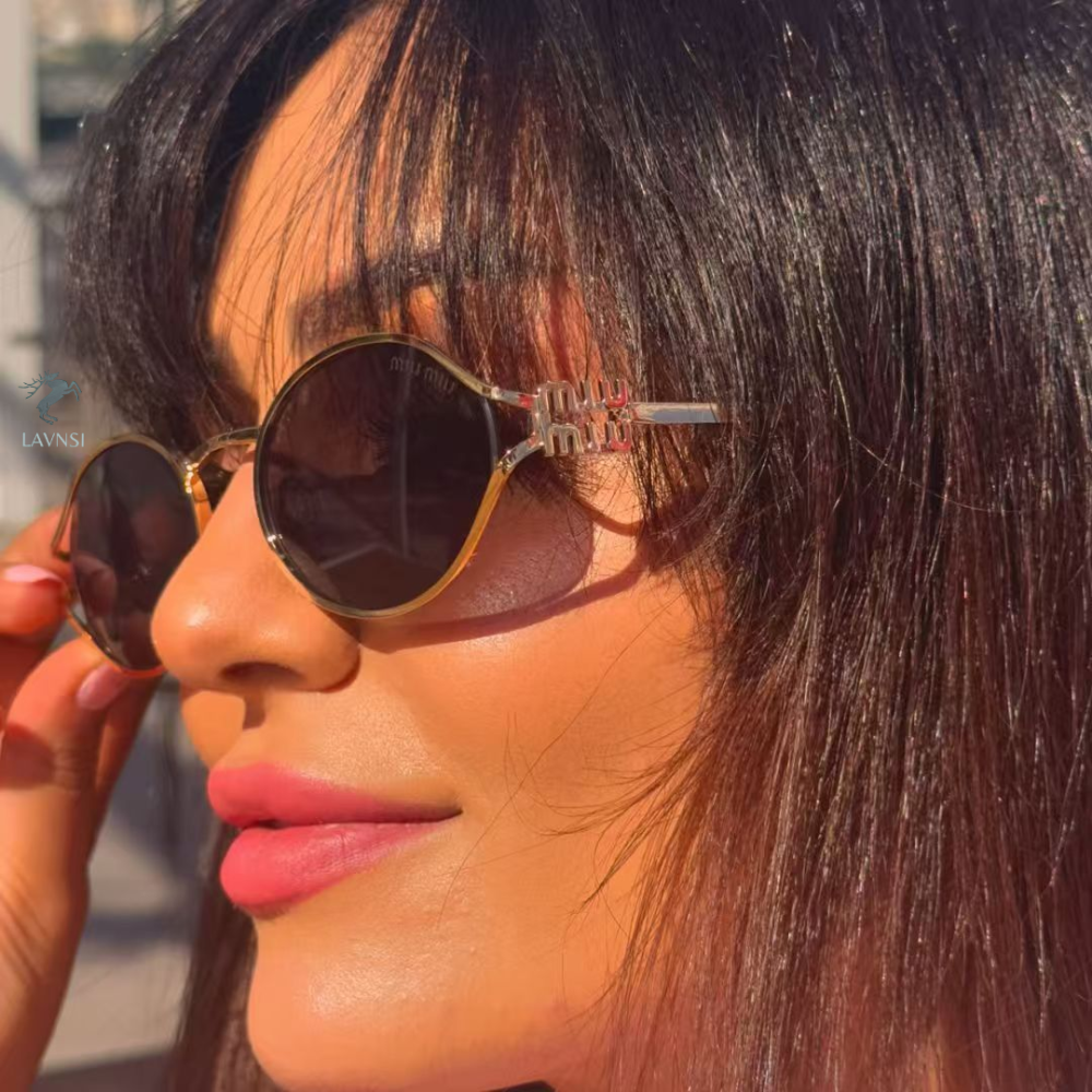 نظارة ميو ميو الترند بإطار ذهبي وعدسات سوداء