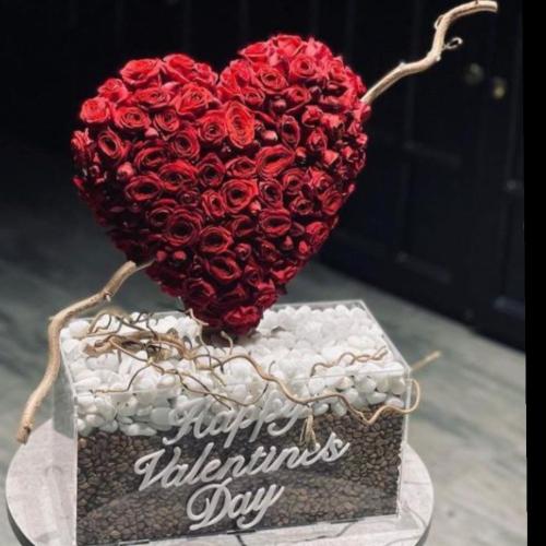 هديه على شكل قلب ورد طبيعي مع قاعده