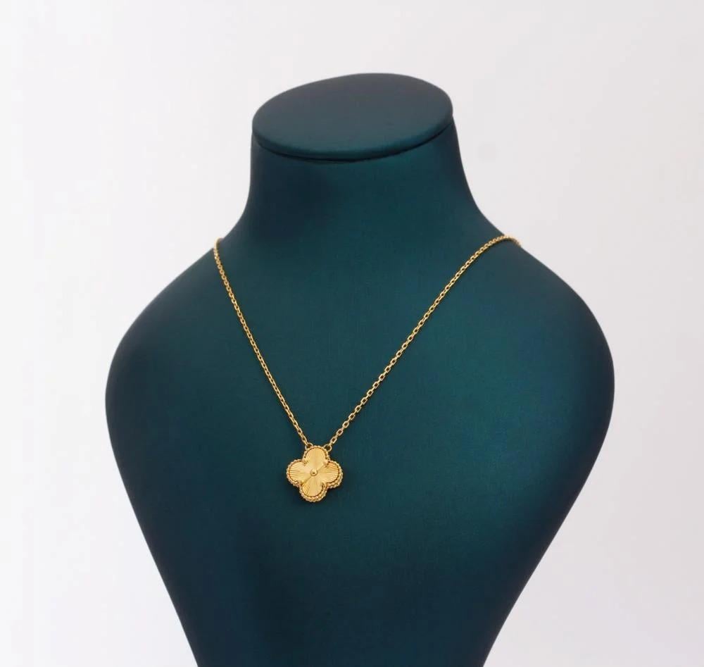 عقد ذهب عيار 21