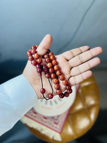 سبحه فاتوران تمليكه اللون عسلي الخيط اسود