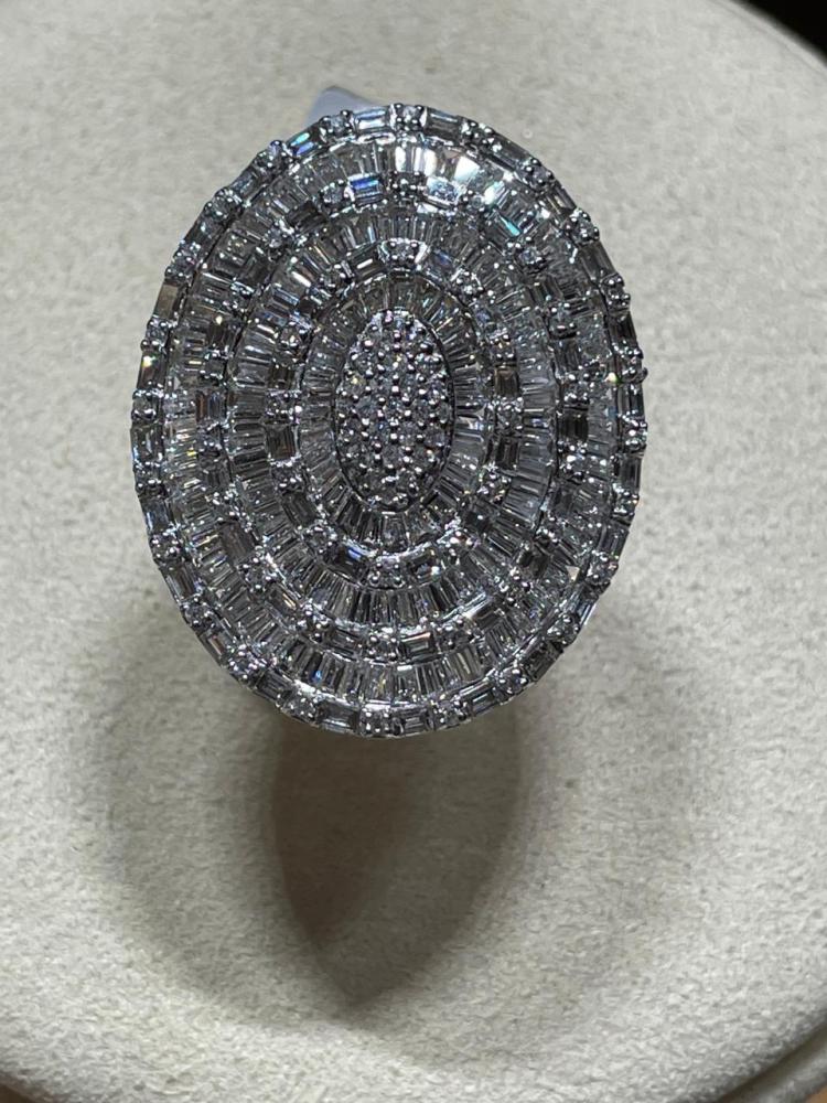 خاتم الماس كبير بفخامة استثنائية من مجوهرات أبحر حجر لامع