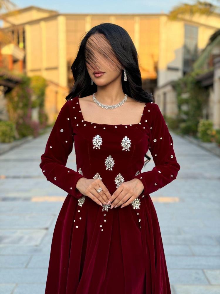 فستان سهرة جوخ بلون عنابي