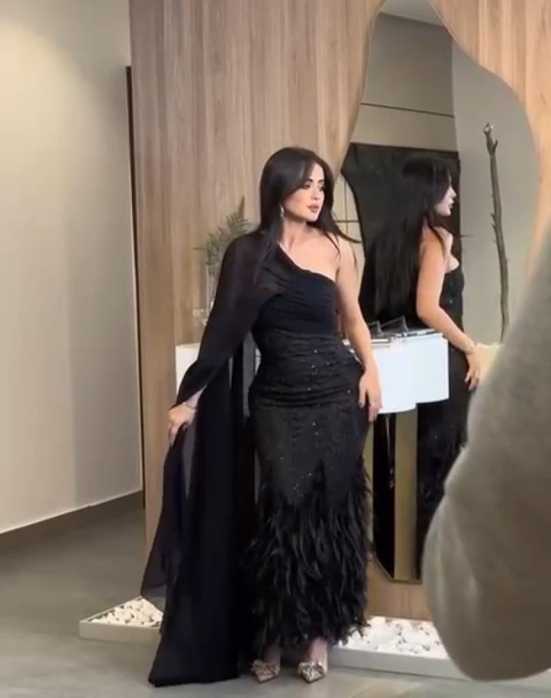 فستان سهرة فخم بريش وشال انيق
