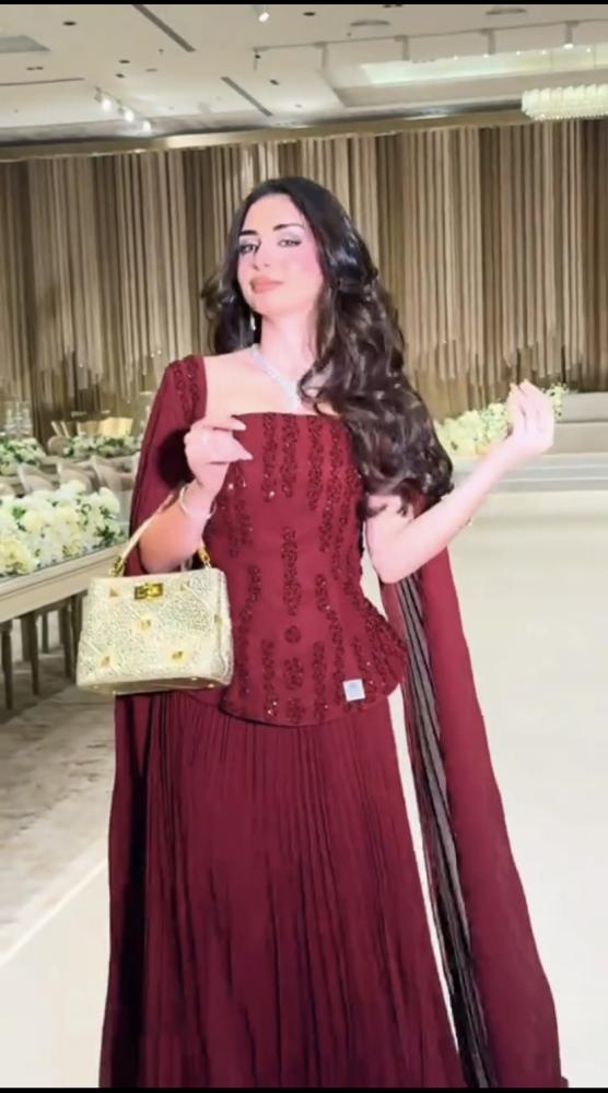 فستان احمر شك