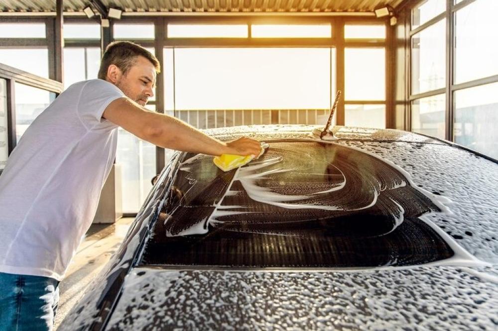 هل غسيل السيارة في الشمس يضرها؟