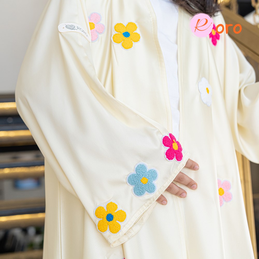 عباية ساتان مطرزة بالورود الملونة