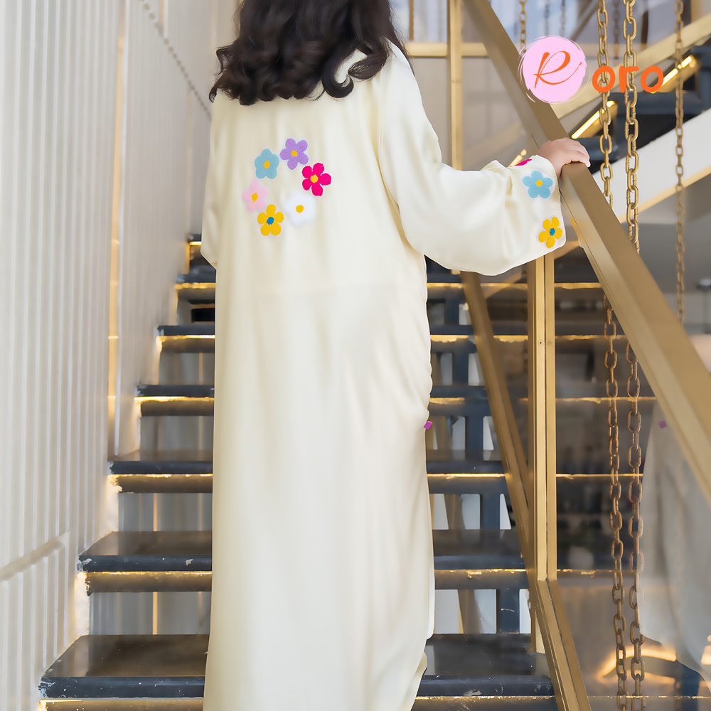 عباية ساتان مطرزة بالورود الملونة