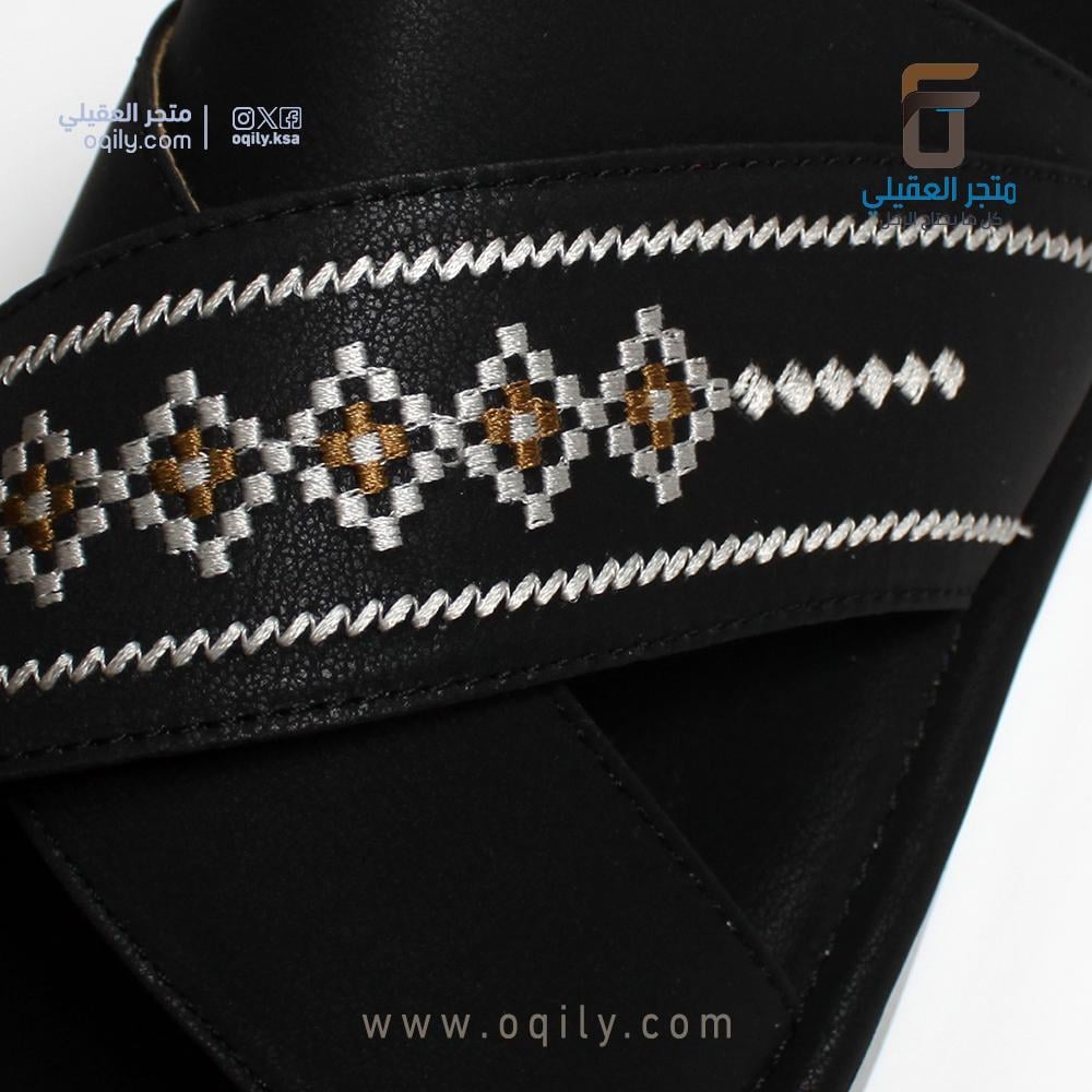 حذاء شرقي مطرز