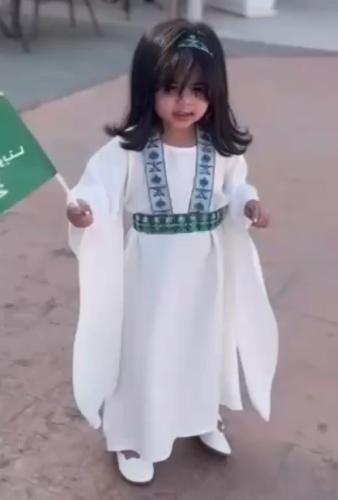 زي اليوم الوطني أبيض مع شعار السيفين والنخلة