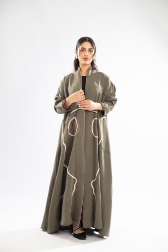 عباية مطرزة كريب مغسول زيتية بشك وردي