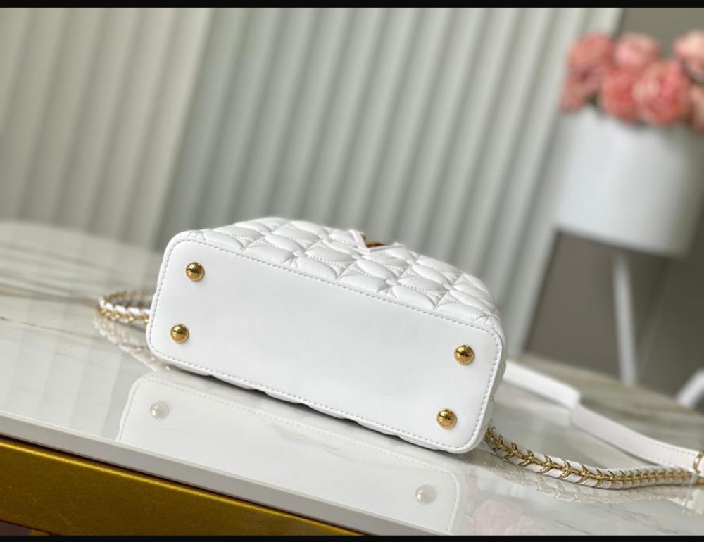 شنطة LV ابيض