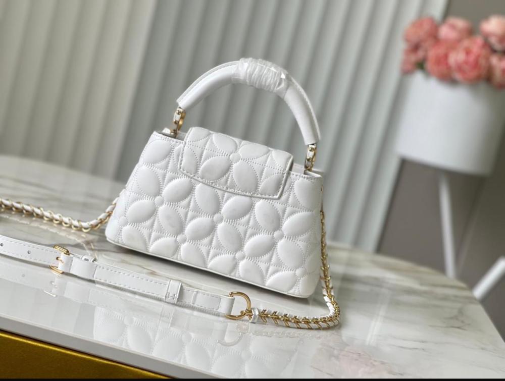 شنطة LV ابيض