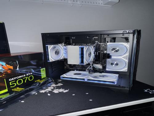 تجميعة PC قيمنق قوية بمعالج Ryzen 5 وكرت RTX 5070