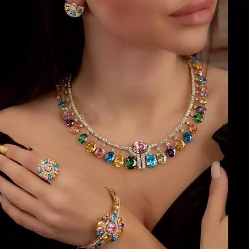 طقم ذهبي مع كريستالات ملونة