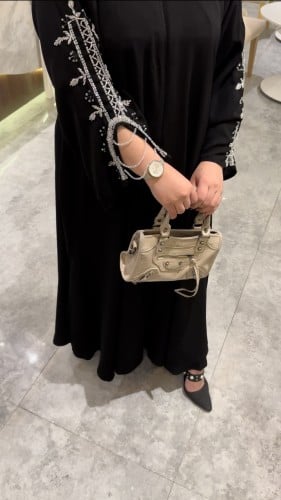 عبايه قماش ملكي بتطريز كرستال بالاكمام