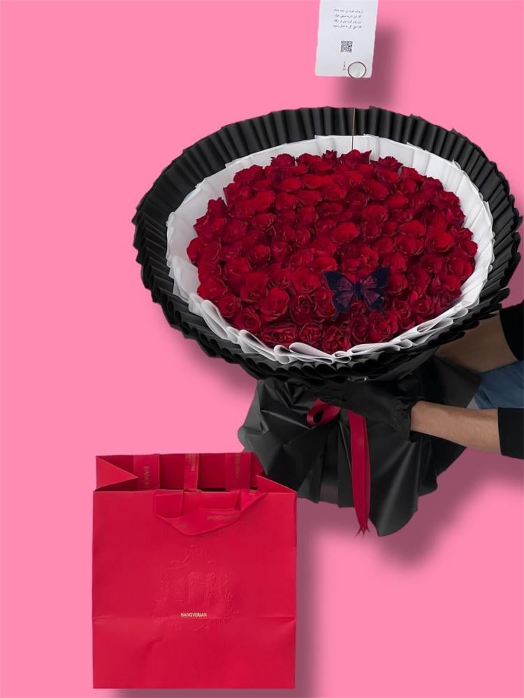 بكج الـ 100 وردة  – فخامة الشعور بتوقيع الورد والشوكولاتة