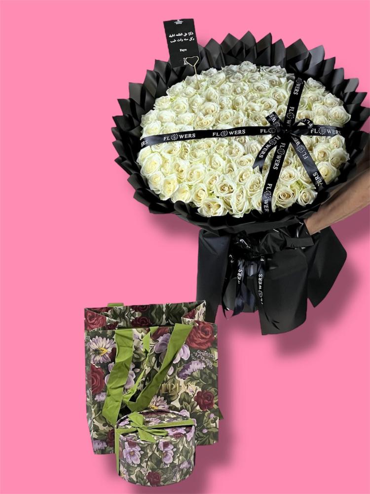 بكج الـ 100 وردة  – فخامة الشعور بتوقيع الورد والشوكولاتة