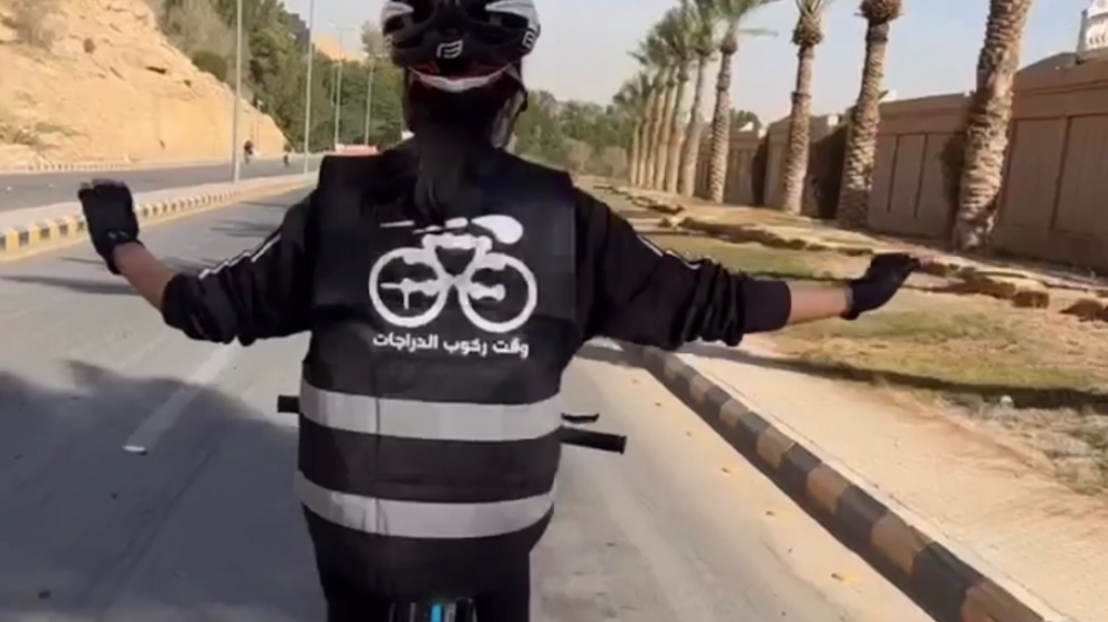 أحد أفراد فريق وقت ركوب الدراجات أثناء تجربة ركوب