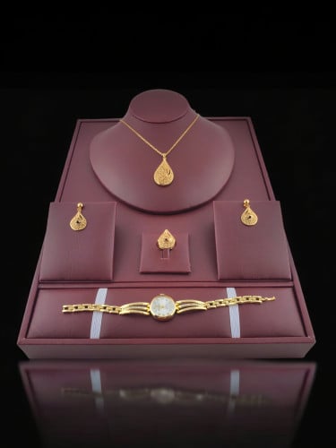 طقم مطلي بماء الذهب مع ساعة مجانية