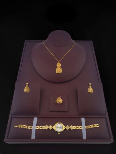طقم مطلي بماء الذهب مع ساعة مجانية