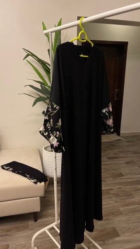 عبايه نص كلوش بتطريز ورد