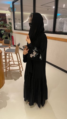 عبايه بقماش كريب |نص كلوش اكمام بتطريز ورد