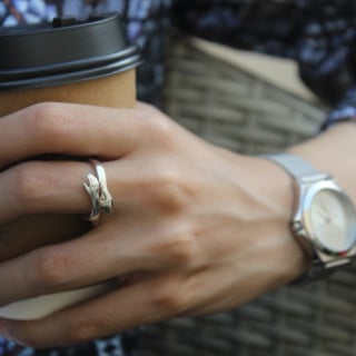 Hands ring