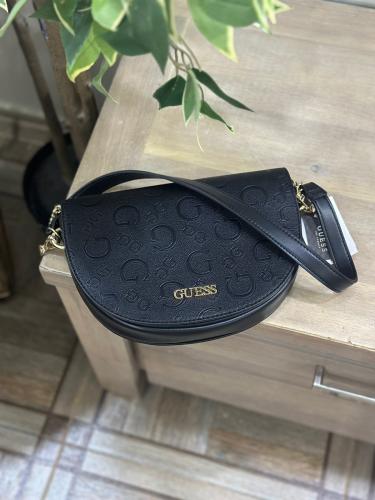 حقيبة من GUESS