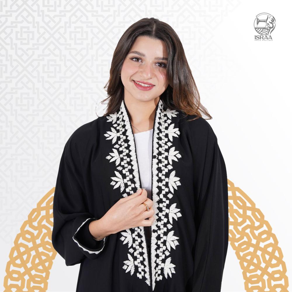 عباية مزينة بتطريز ابيض عالأكمام والياقة