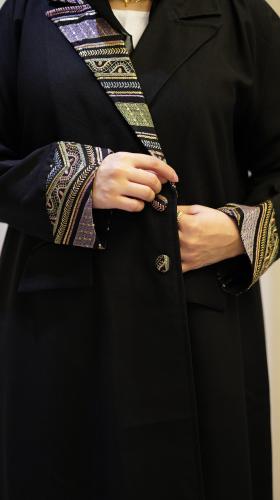 بليزر رسمي مزبن بتطريز ملون بالياقة و الكم