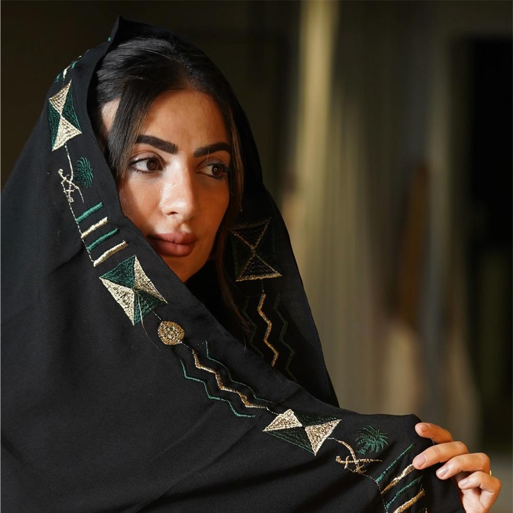 طرحة مزينة بشعار اليوم الوطني