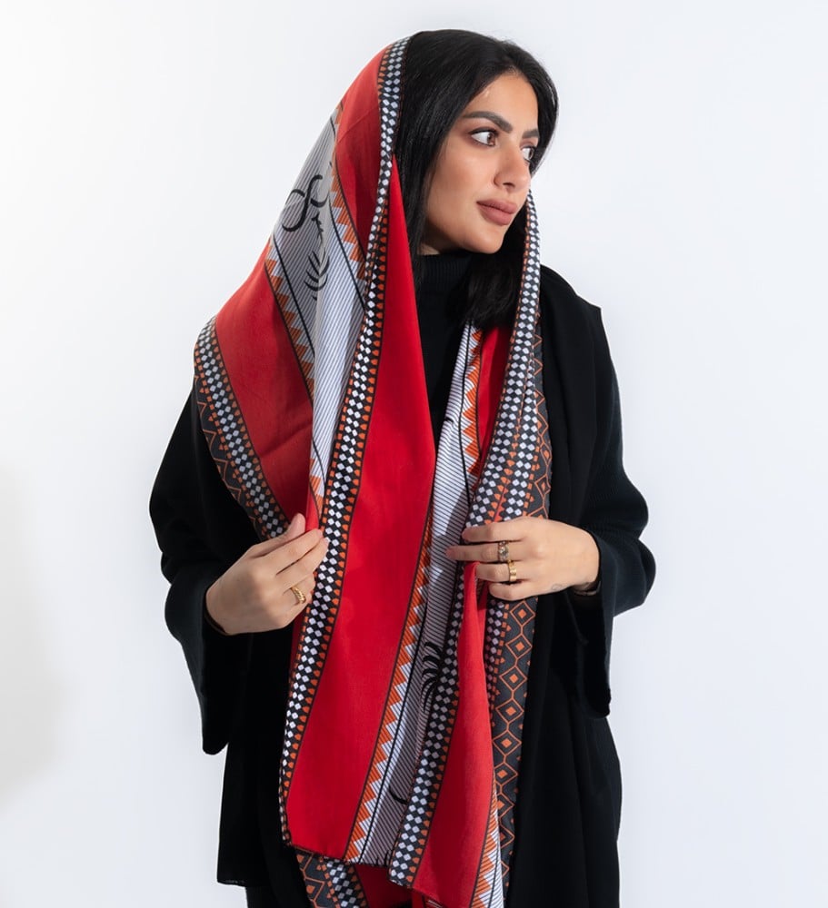 طرحة يوم التأسيس باللون الأحمر