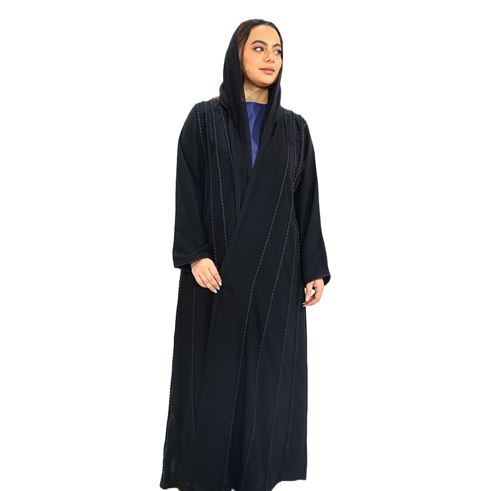 عباية كاجوال لف بقماش لمياء ، مزينة بدوائر سوداء صغيرة على كامل العباية