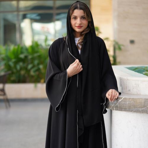 عبايه سوداء مزينة باطراف باللون الفضي