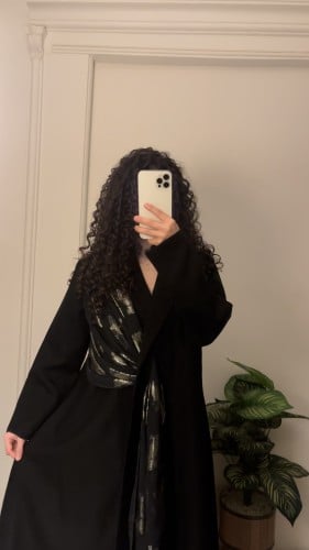 عبايه سوداء قماش كريب واقف مزينة بشال اسود او ذهبي