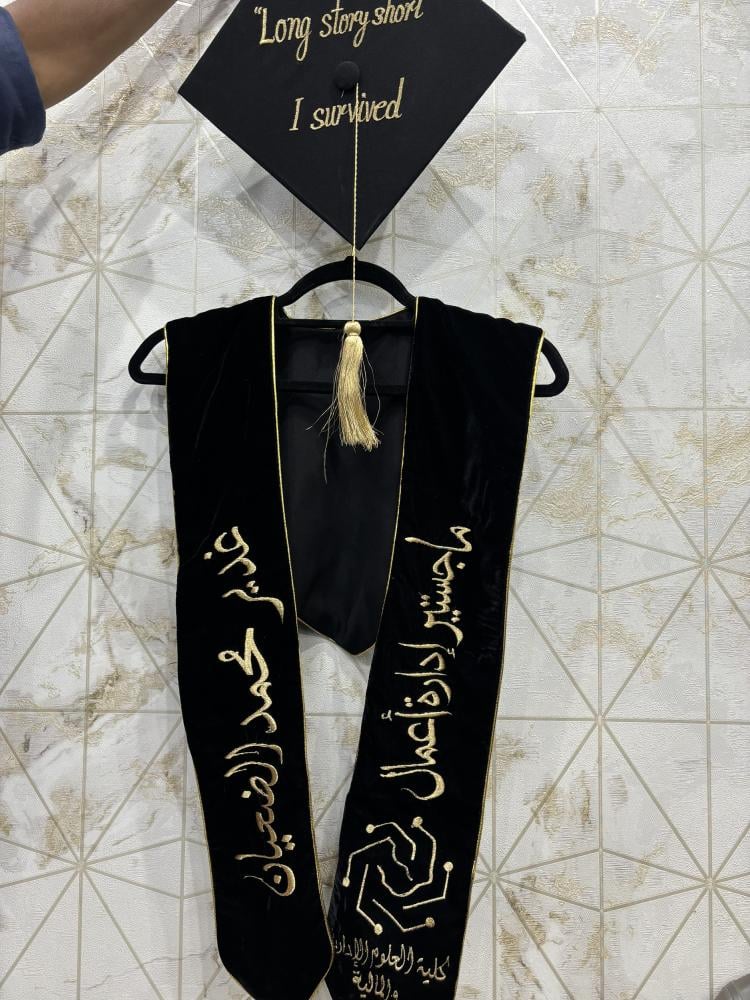 قبعات تخرج وشاح