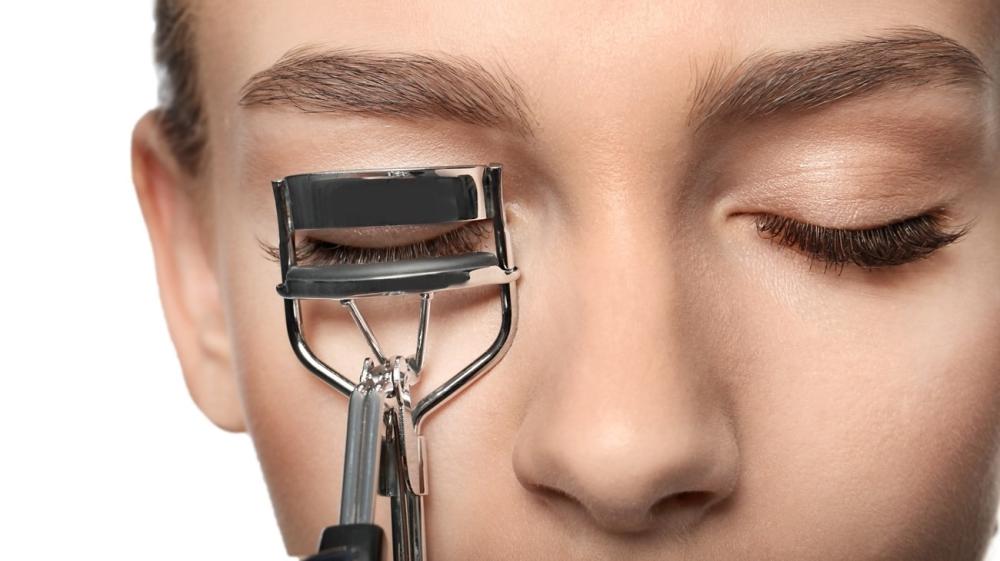 طريقة استخدام عكاف الرموش