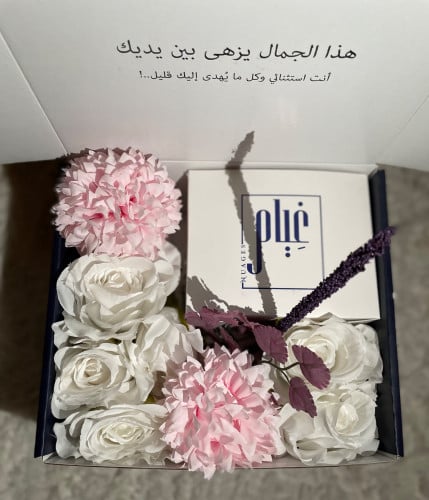 صندوق مُزين بالورد الأبيض.