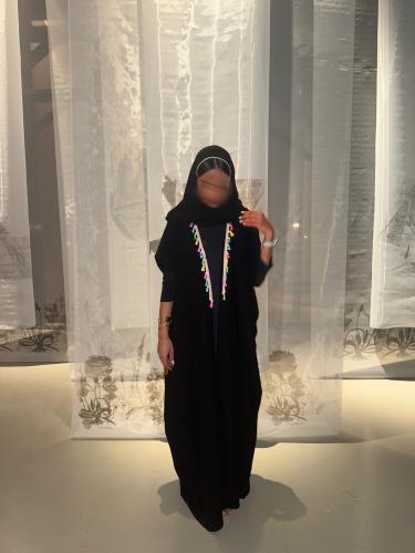 عباية نص بشت مع تطريز من الأمام