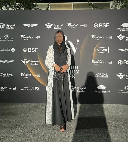 عبايه سودا رسميه مع دانتيل ابيض