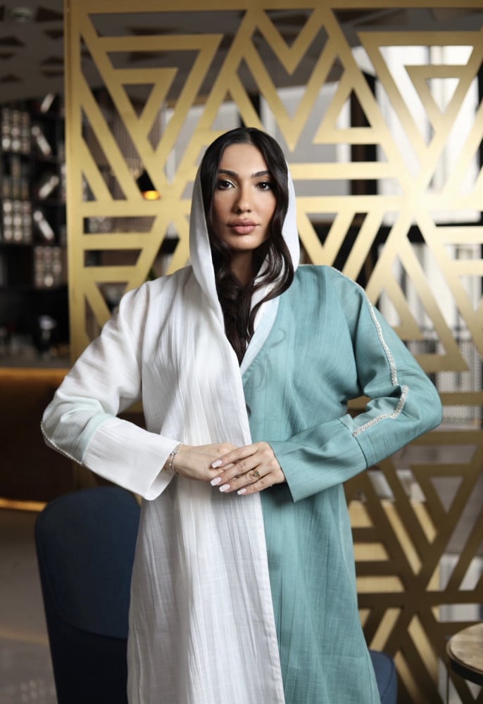 عباية الجناح بدرجات لونية لطيفة