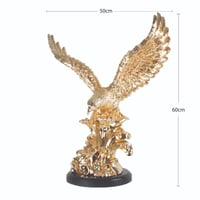 مجسم صقر باللون الذهبي