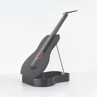 تحفة جيتار خشبي باللون الأسود